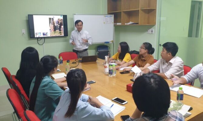 Huấn luyện những nhân sự quản lý, đã đi làm lâu năm … đòi hỏi nhà huấn luyện phải rất kinh nghiêm, từng trải, kiến thúc và tư duy thật vững, cùng cách trình bày có hồn, thì mới mong có kết quả tốt được